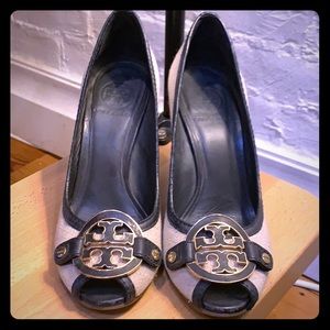 Tory Burch Sz 7 linen and navy wedges